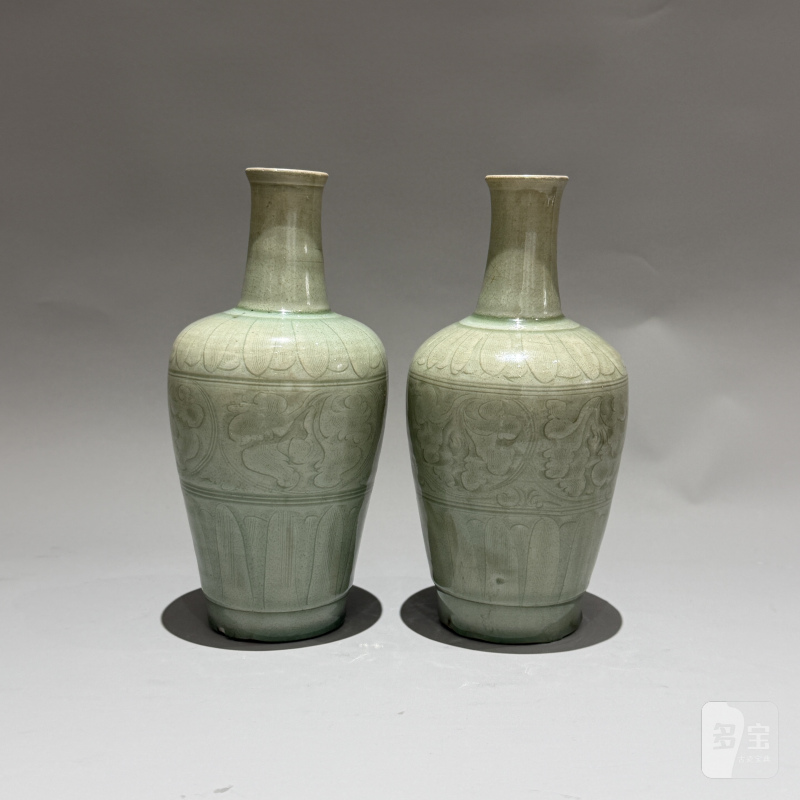 明代 龙泉窑青釉刻划缠枝花卉莲纹瓶一对 - 图12